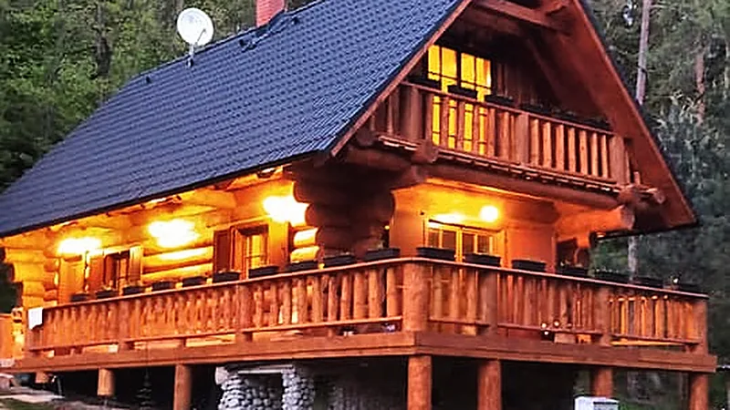 Dokončený zrub na kľúč s osvetleným balkónom