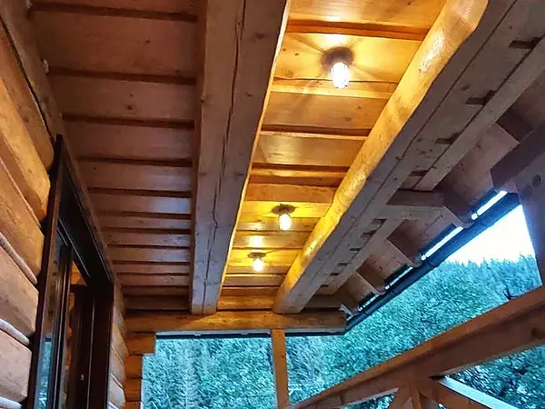 Krytý balkón zrubu s trámovým stropom