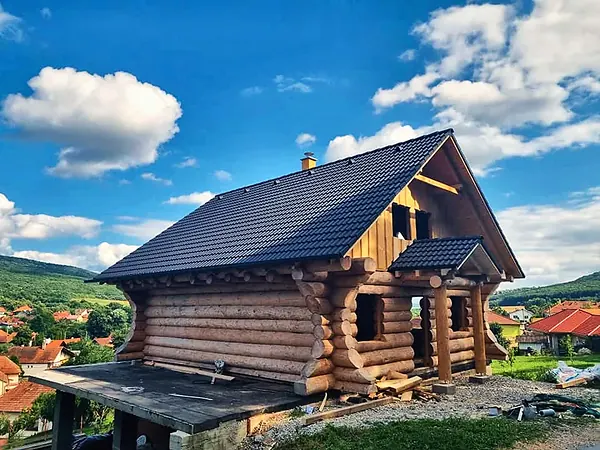 Kanadský zrub z guľatiny s výhľadom na obec