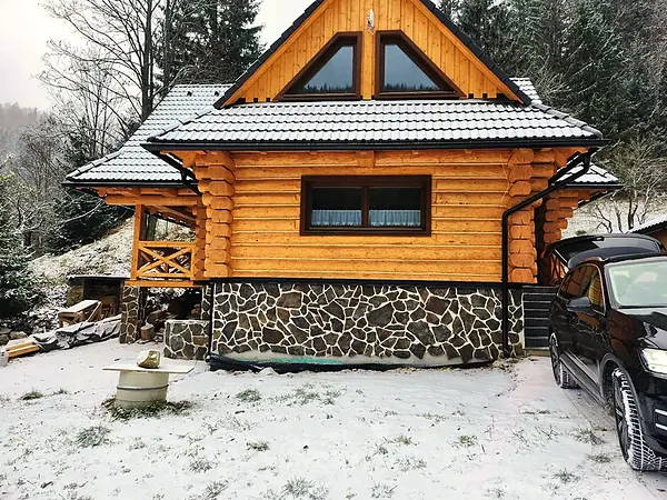 Kanadský zrub z guľatiny na kamennej podmurovke